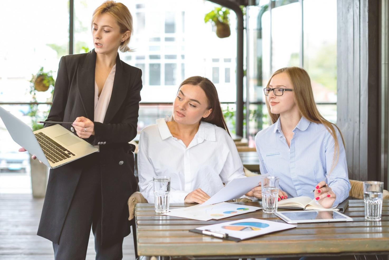 Écran d'ordinateur portable montrant un tableau de bord financier avec graphiques et données budgétaires